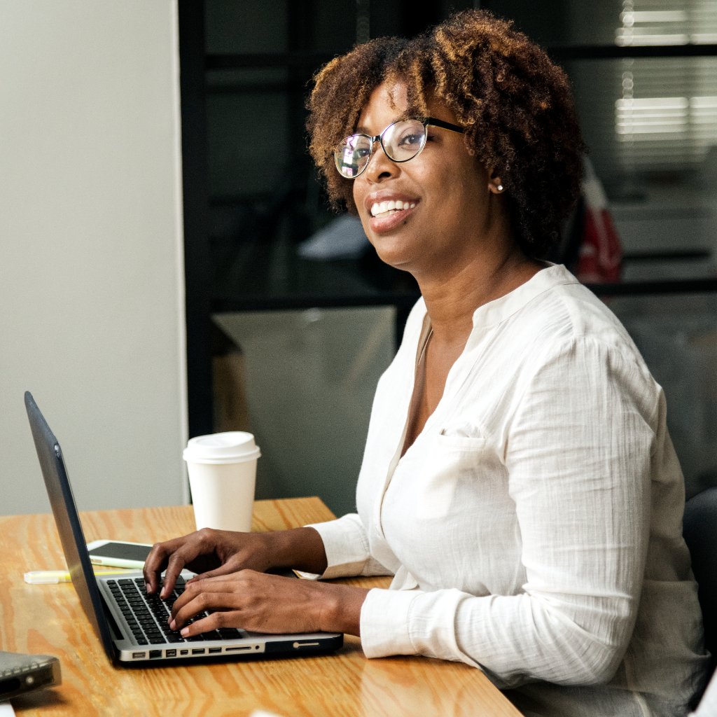 Talent africaine en entretien Kernel, travail au laptop, posture professionnelle
