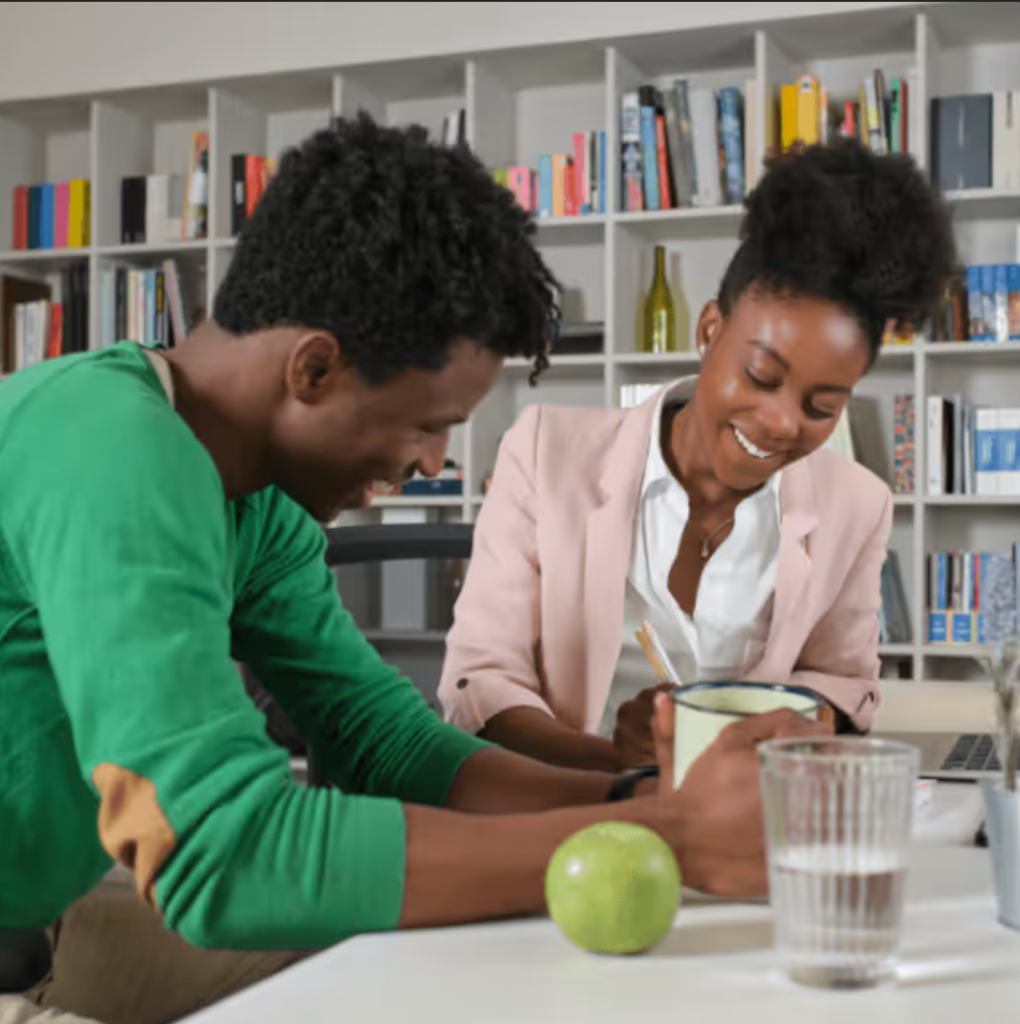 Deux jeunes professionnels africains echangeant lors d’un atelier de mentorat