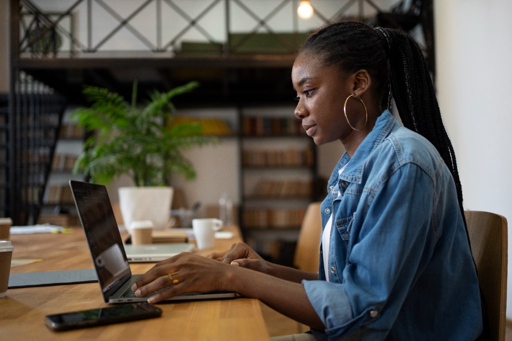 Recruteur Kernel travaillant depuis un open space sur les recherches en cours