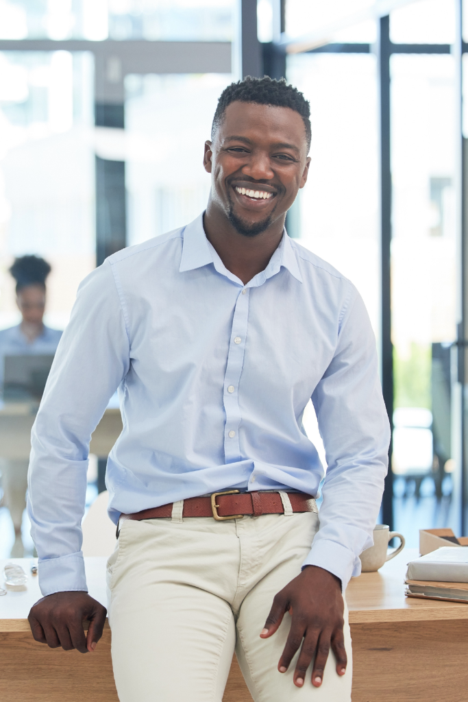 Collaborateur africain en environnement de travail formel, accompagné par Kernel