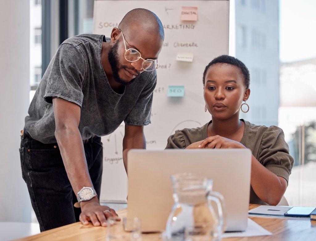 Deux collaborateurs africains travaillant ensemble sur la plateforme Kernel