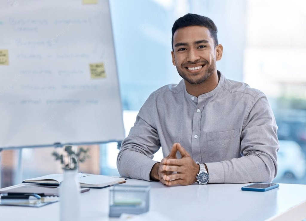 Talent africain souriant rencontre par un recruteur Kernel dans son bureau
