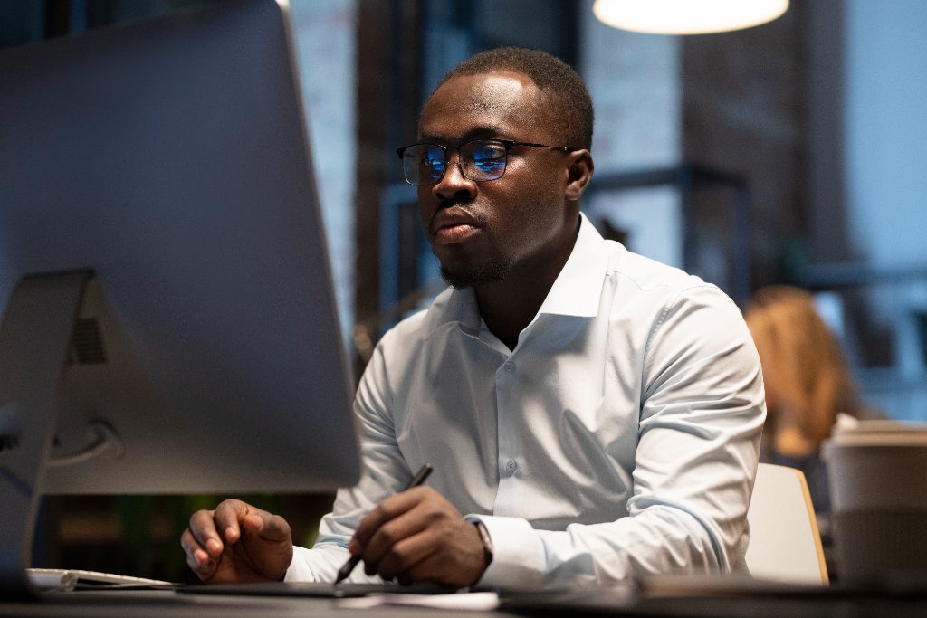 Freelance africain travaillant en autonomie, cadre contractuel sécurisé par Kernel COR