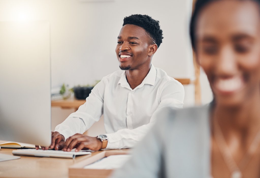 Freelance africain travaillant à distance via la plateforme Kernel, contrat conforme et paiement multi-devise