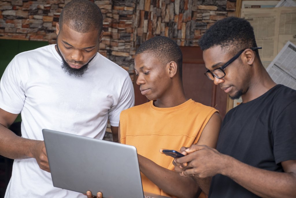 Deux talents africains echangeant autour d’un livre, mise en image du programme de prime