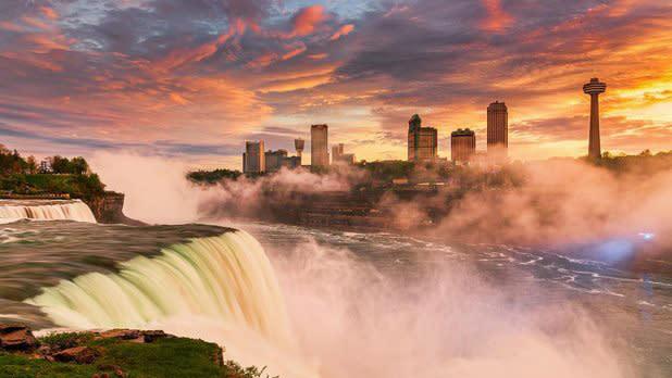 Luxury Niagara Falls limo service — Horseshoe Falls at sunset