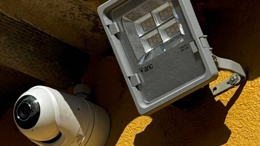 Caméra avec projecteur LED — entrée sécurisée