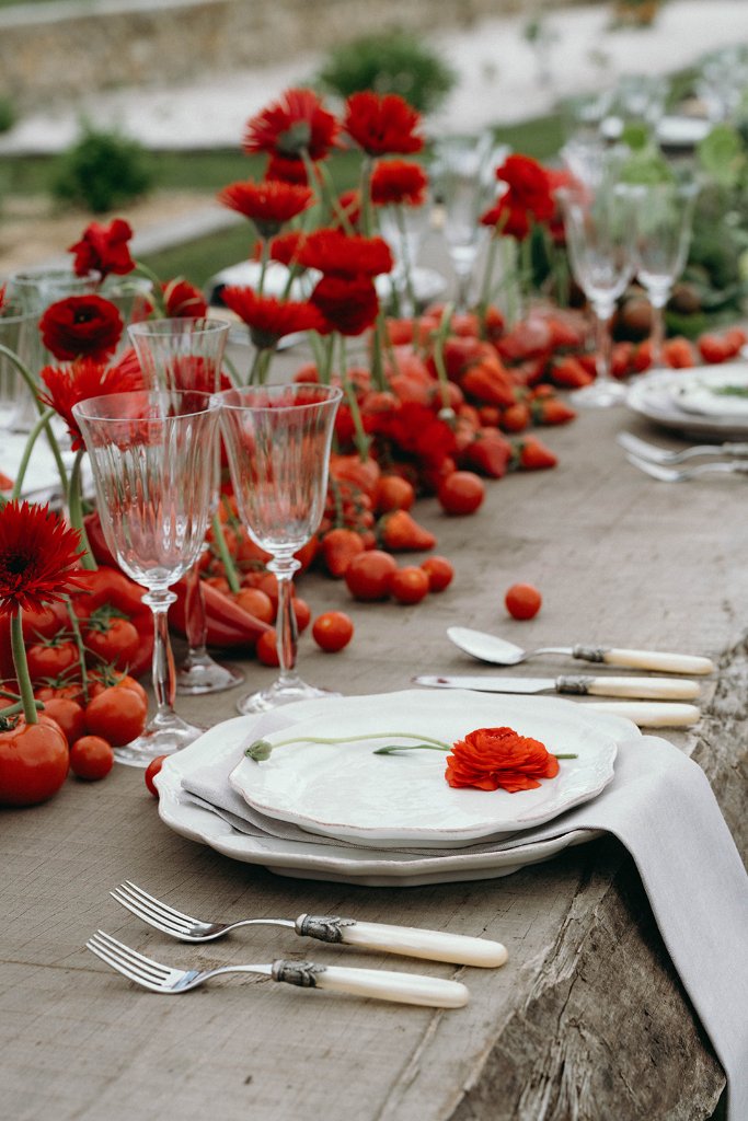 Table de mariage — tomates et fleurs