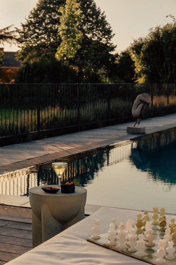 Bord de piscine en soirée