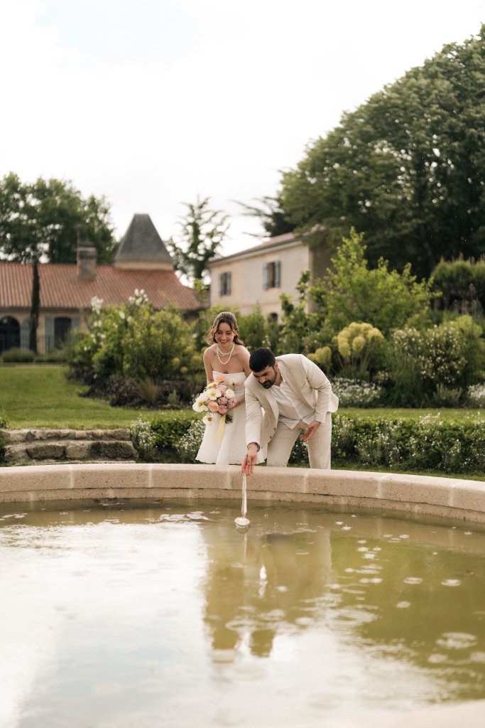 Couple — fontaine et bouquet