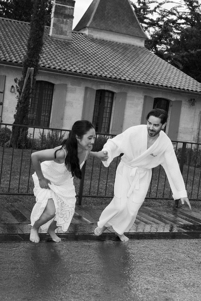 Couple enlacé au canapé