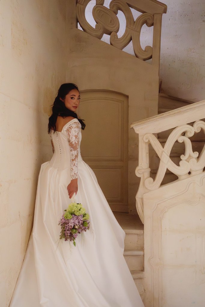 Mariée dans l'escalier