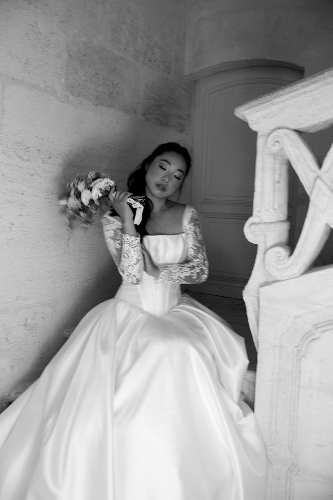 Mariée assise dans l'escalier