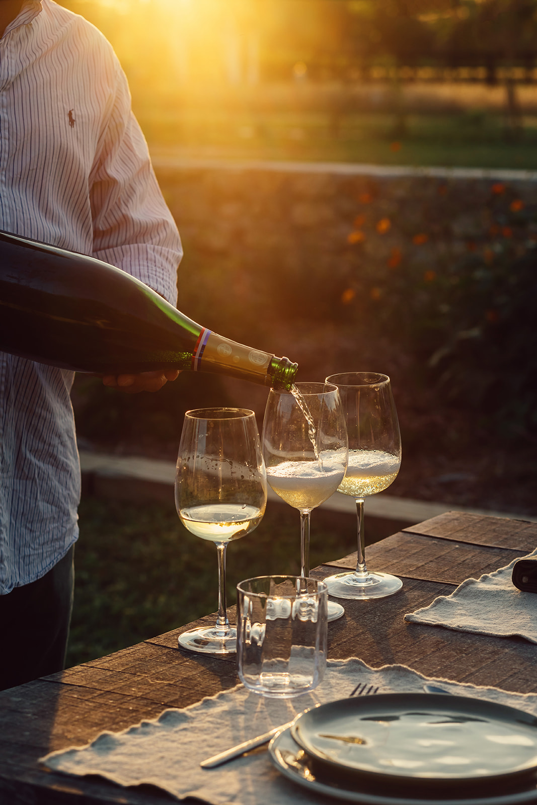 Service du vin au coucher du soleil