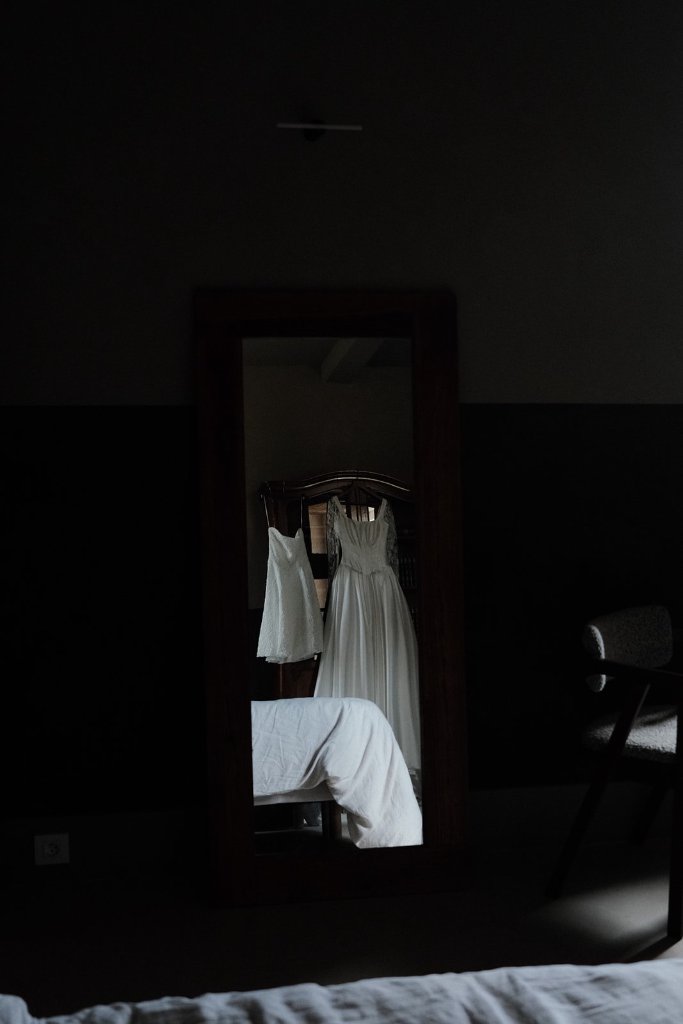 Robe de mariée dans le miroir