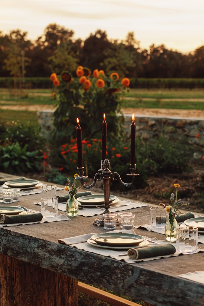 Table dressée au potager au coucher du soleil