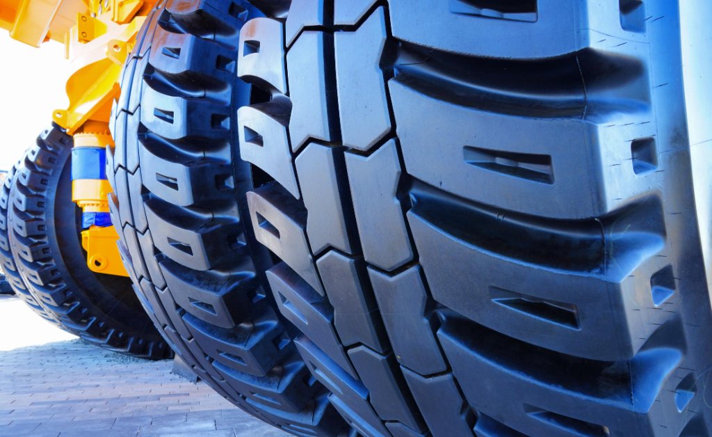 OTR mining tire tread