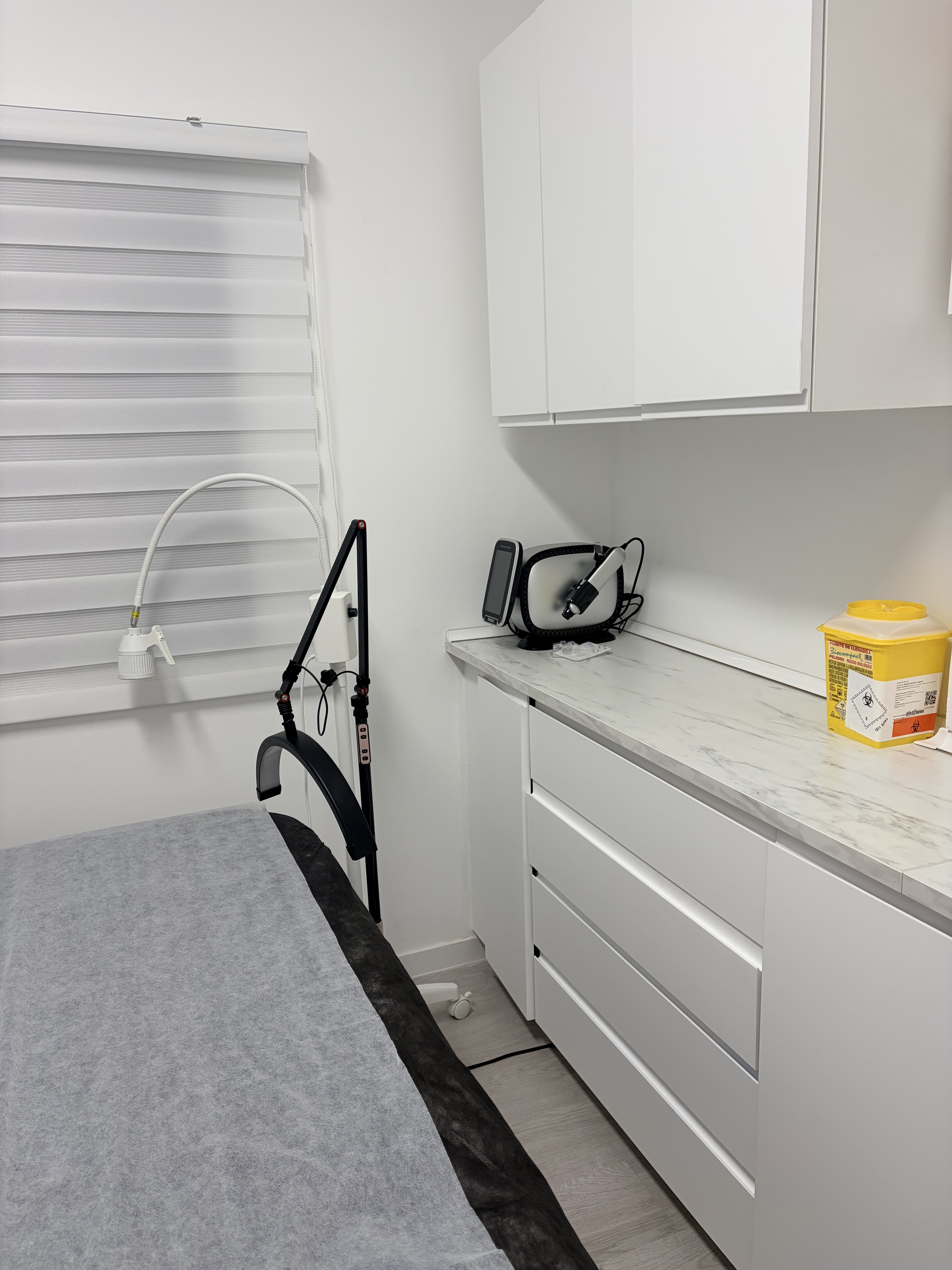 Sala de tratamiento con equipamiento médico en Clínica ISIS