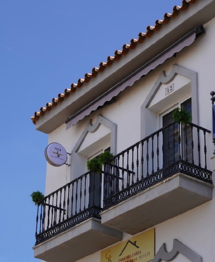 Fachada de Clínica ISIS en Benalmádena, clínica de medicina estética