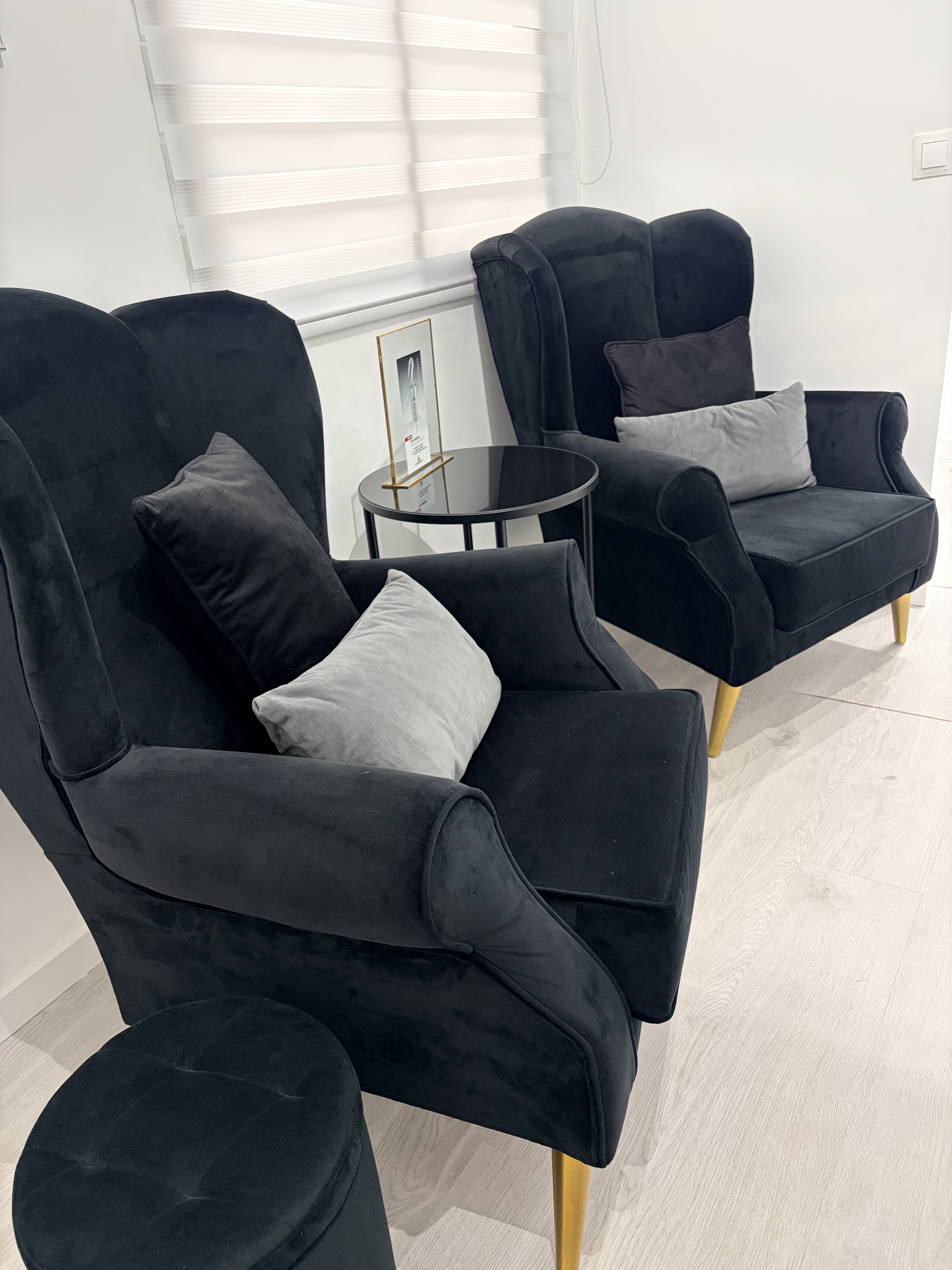 Zona de espera con sillones de la clínica estética en Benalmádena Málaga
