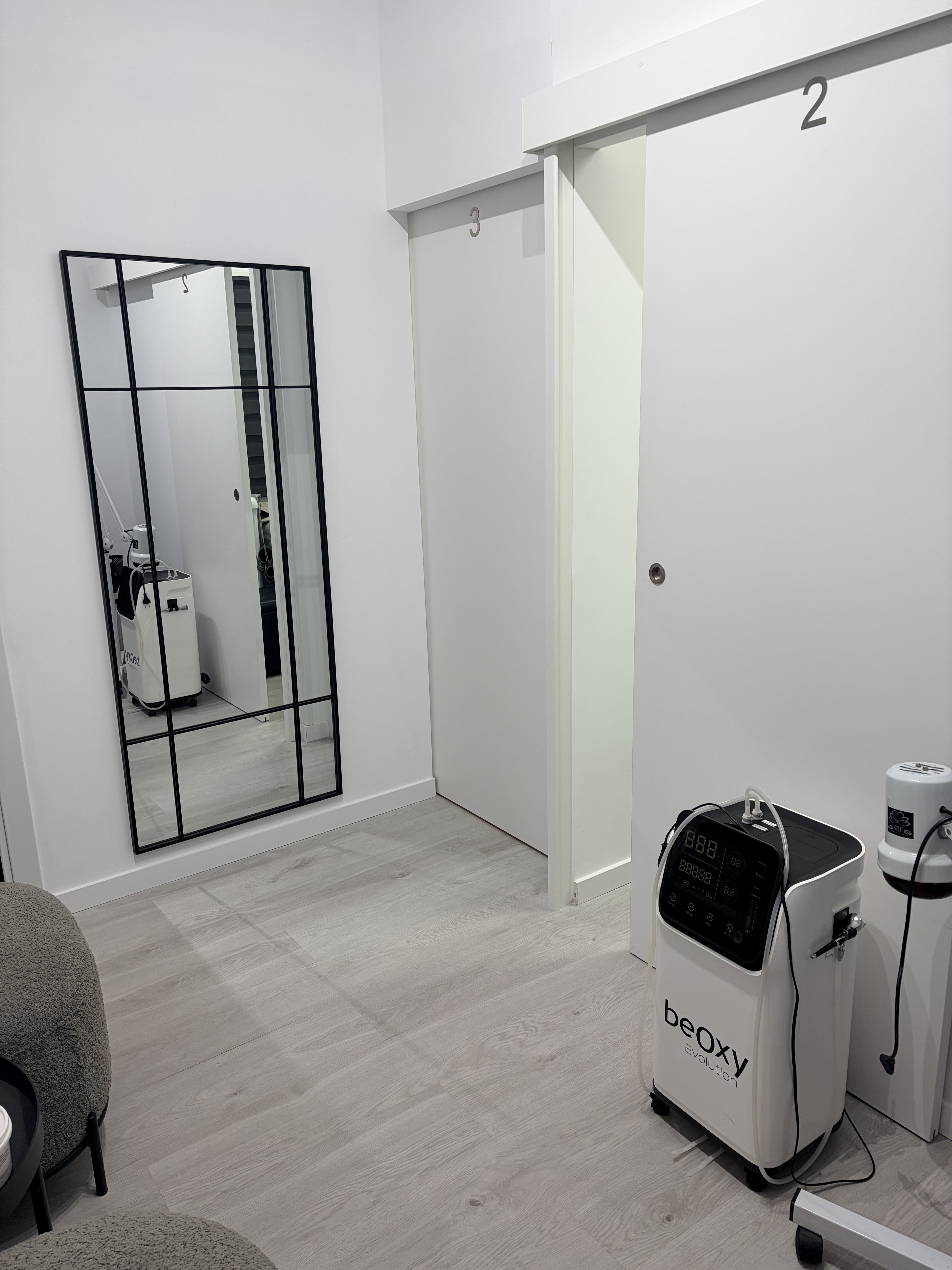 Sala de tratamientos con aparatología de medicina estética regenerativa Clínica ISIS Benalmádena