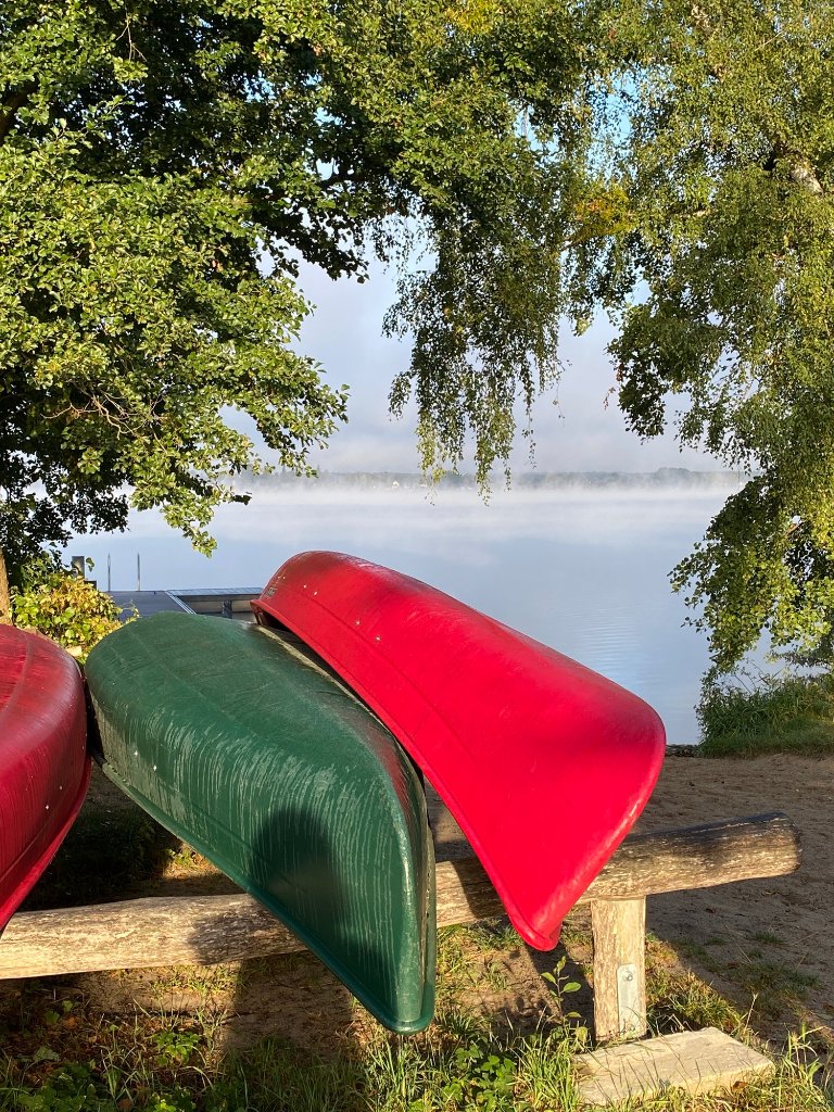 Kanus am Ufer des Käbelicksees