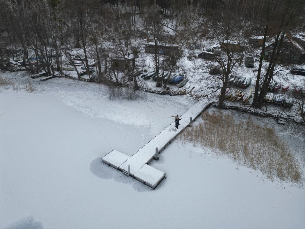 Winter – Steg von oben im Schnee