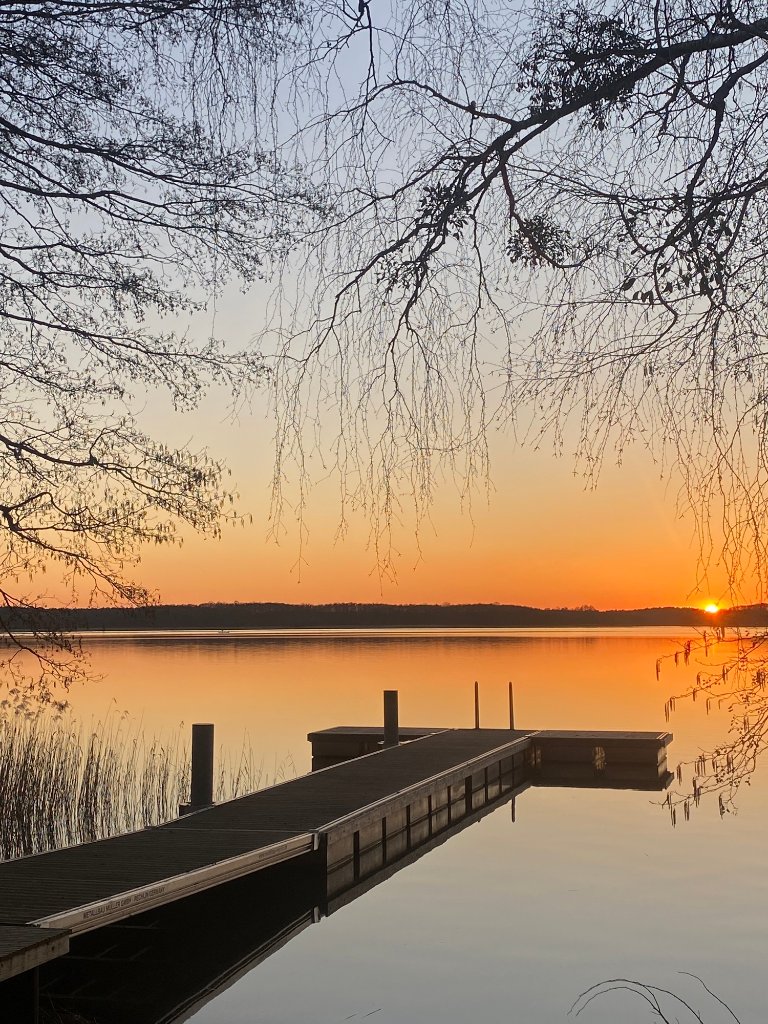 Sonnenuntergang mit Gästen am Steg