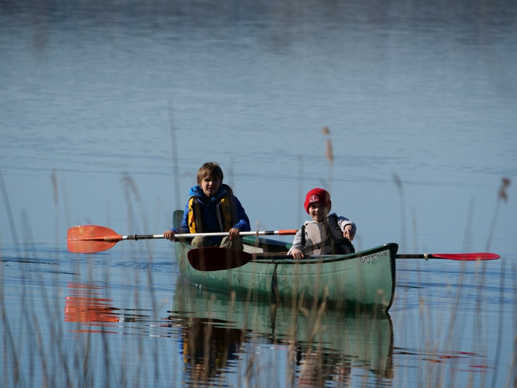 Kinder im Kanu auf dem Käbelicksee