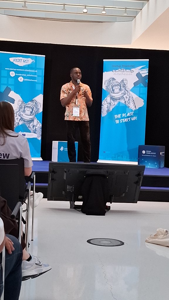 Startup Weekend - Pitch on stage