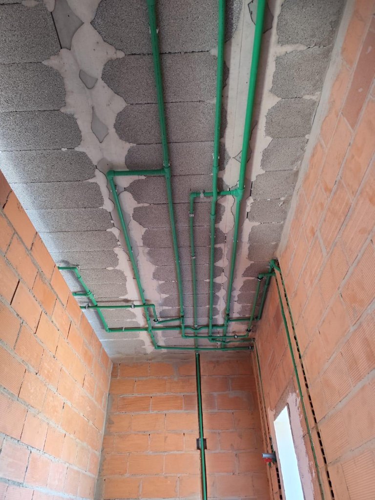 Tubos corrugados en techo de obra nueva