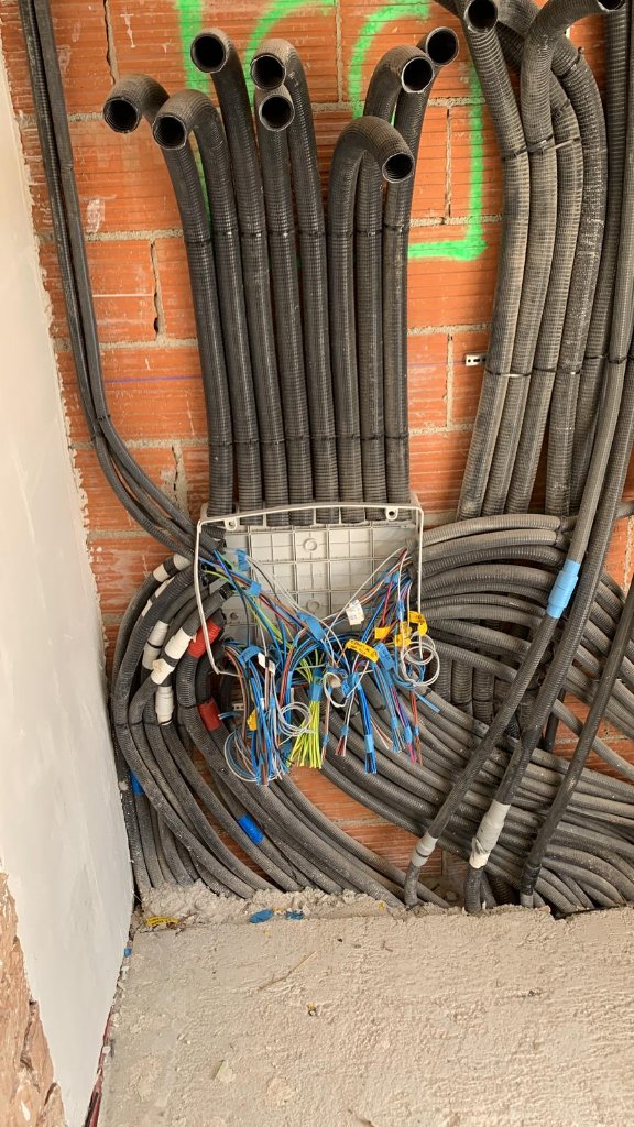 Tubería corrugada y cableado en fase bruta