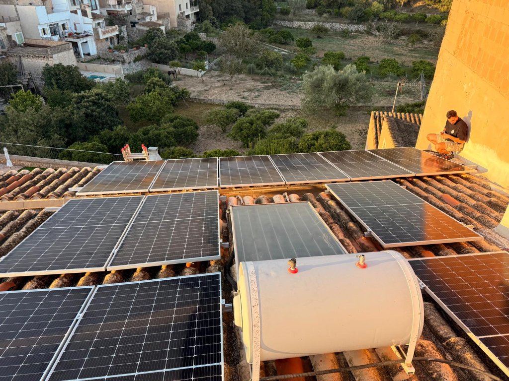 Paneles solares en cubierta inclinada con acumulador