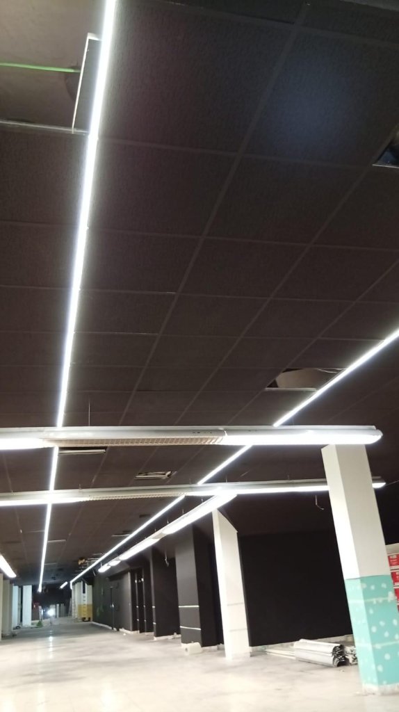 Iluminación LED lineal en local comercial