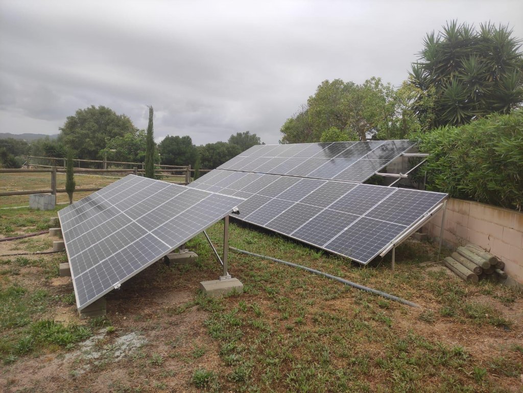 Instalación fotovoltaica en terreno agrícola