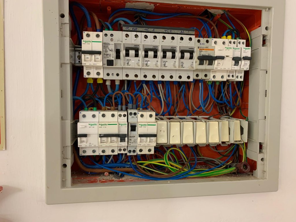 Cuadro eléctrico con magnetotérmicos y diferenciales