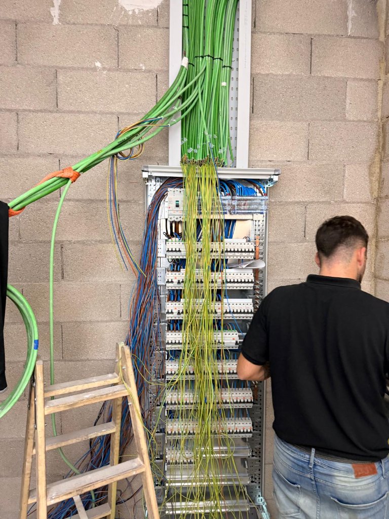 Montaje de cuadro general en instalación comercial