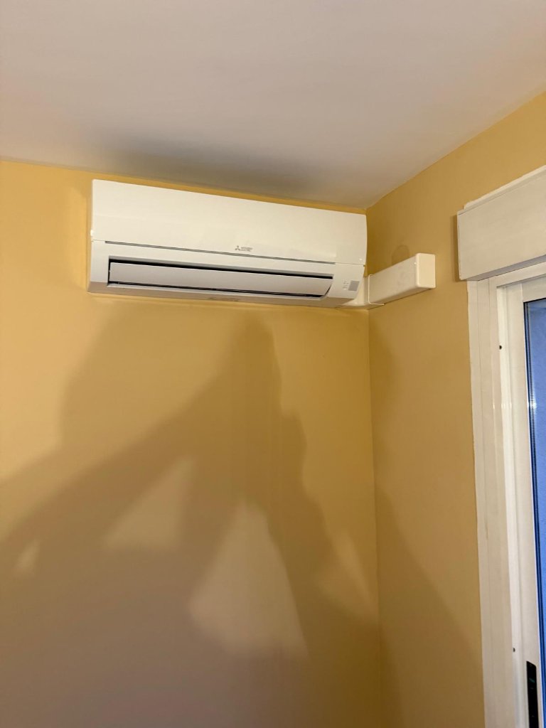 Unidad interior Mitsubishi split en dormitorio