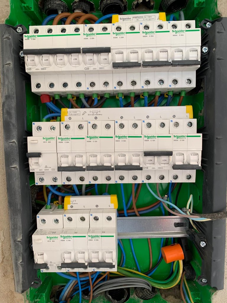 Cuadro eléctrico trifásico con protecciones Schneider