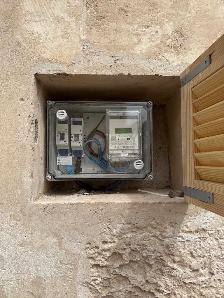 Contador y caja de protección exterior