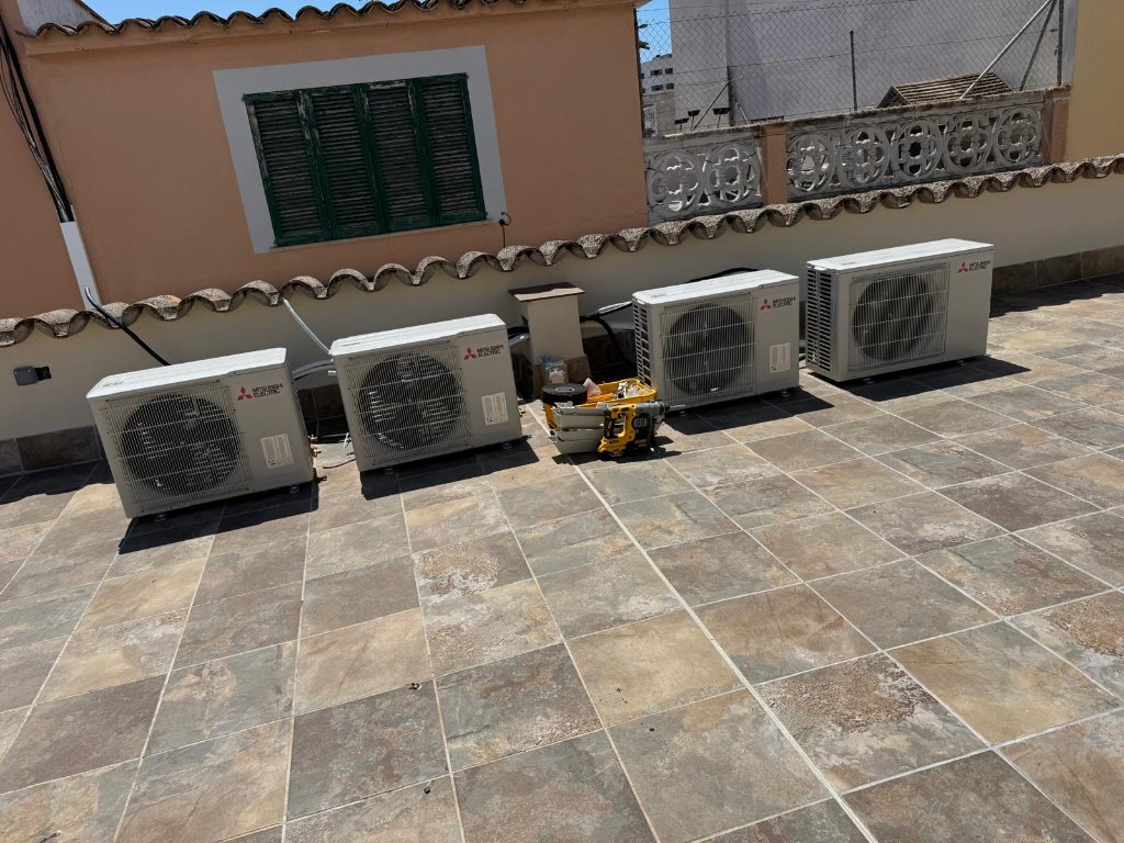 Instalación de 4 splits Mitsubishi en terraza