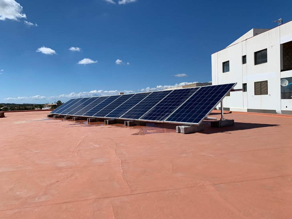 Sistema fotovoltaico en azotea plana