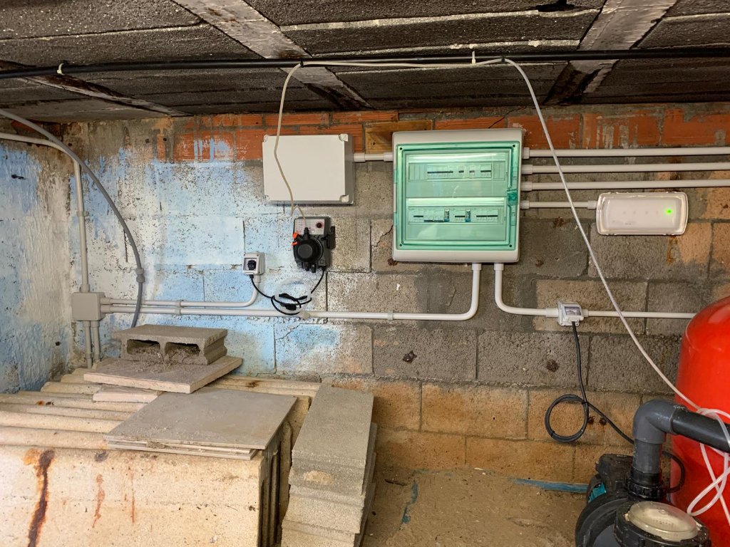 Instalación eléctrica en sótano con cuadro de distribución