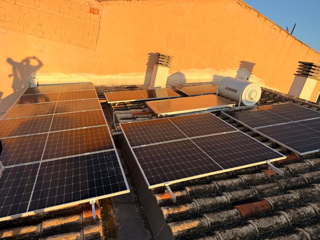 Instalación fotovoltaica con acumulador solar térmico Junkers
