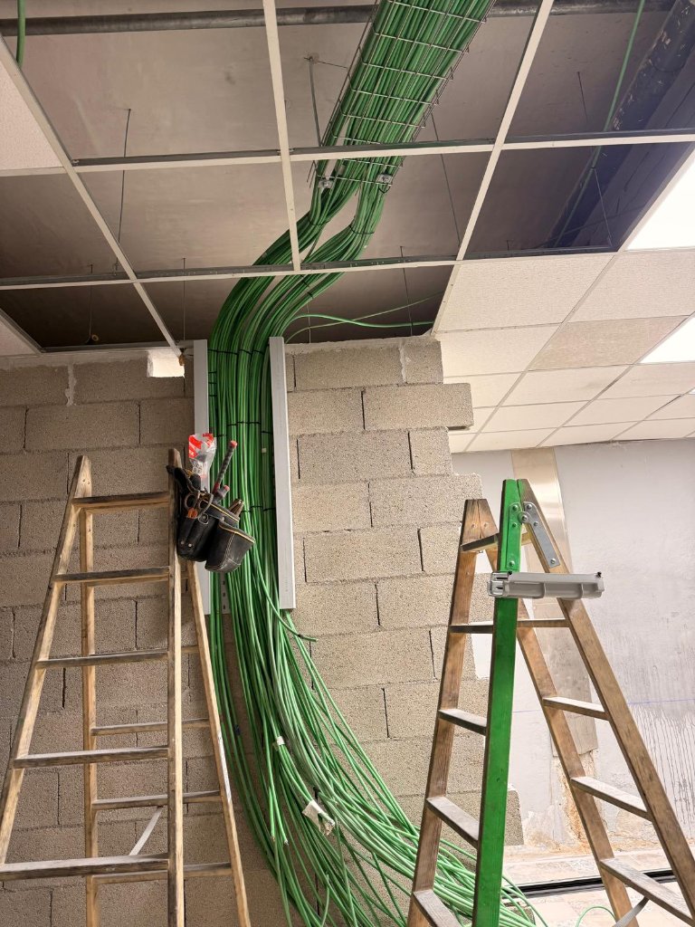 Canalización y tendido de cables en falso techo industrial
