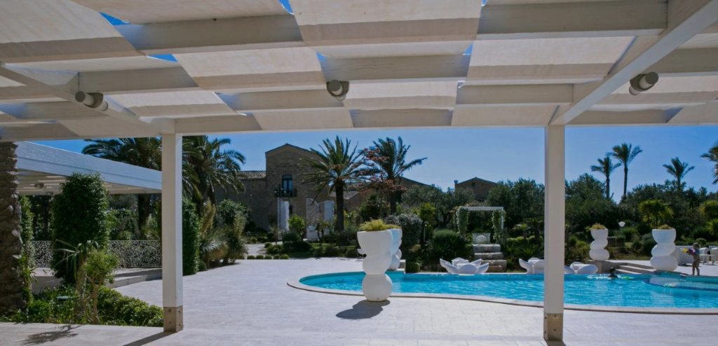 Jacuzzi Suite – Deluxe Suite
