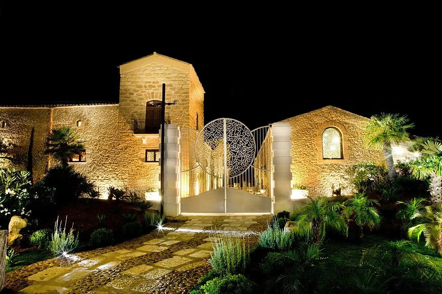 Ingresso del borgo illuminato