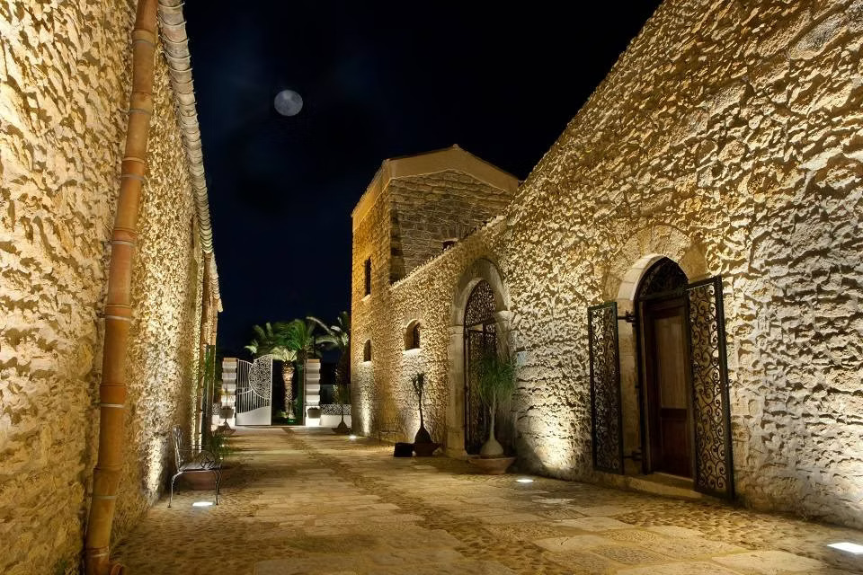 Borgo degli Angeli di notte