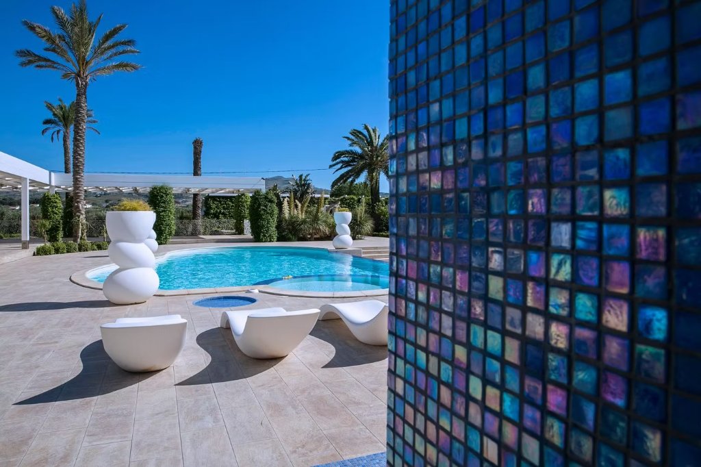 Piscina e mosaico blu