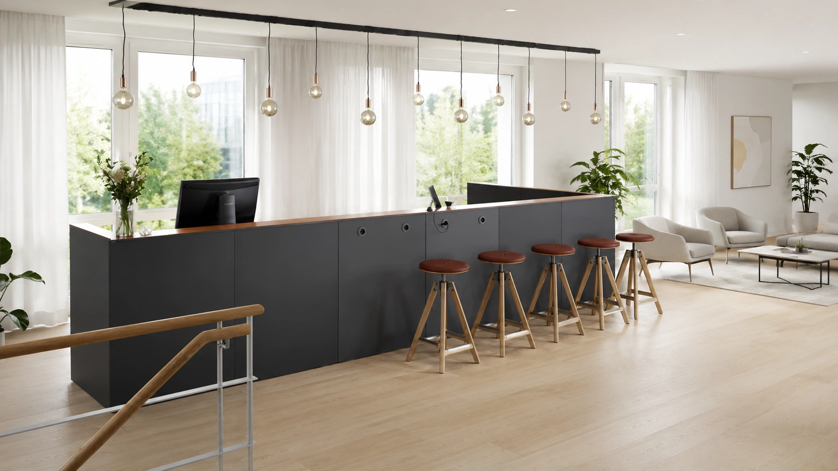 Modern reception med genomtänkt möblering, receptionsdisk och väntmöbler i skandinavisk design.